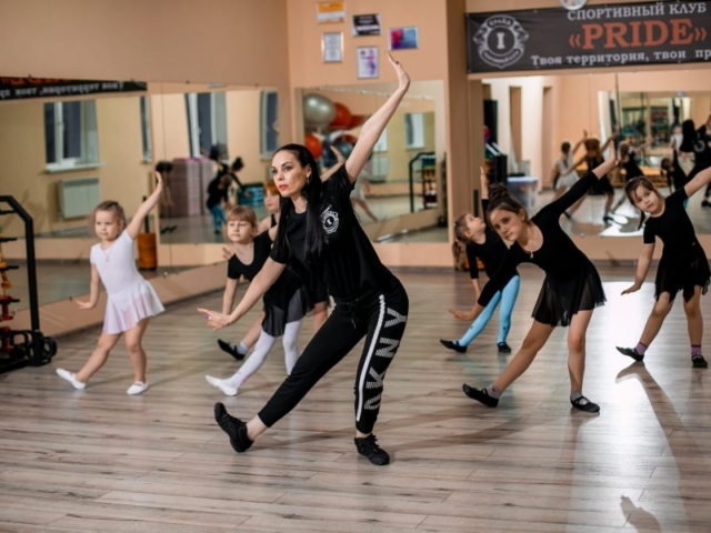 Фото с занятий эстрадными танцами в СК Прайд