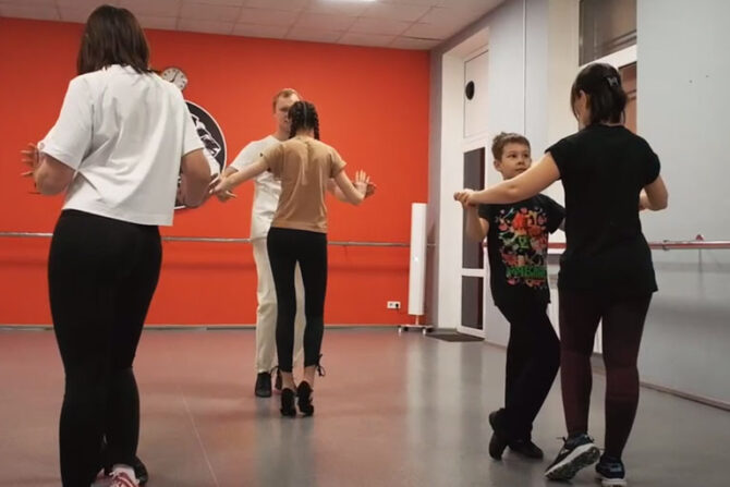 balnye vzorslyy i rebenok cover 670x447 - Совместные занятия бальными танцами для взрослых и детей: развивайтесь вместе!